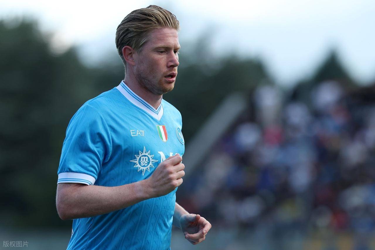 贝克汉姆观看迈阿密国际训练，与梅西、德保罗拥抱